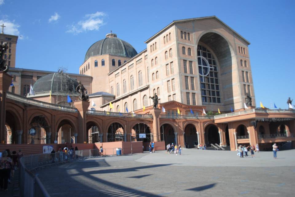 Santuário de Aparecida é, possivelmente, o principal ponto de turismo religioso no Brasil