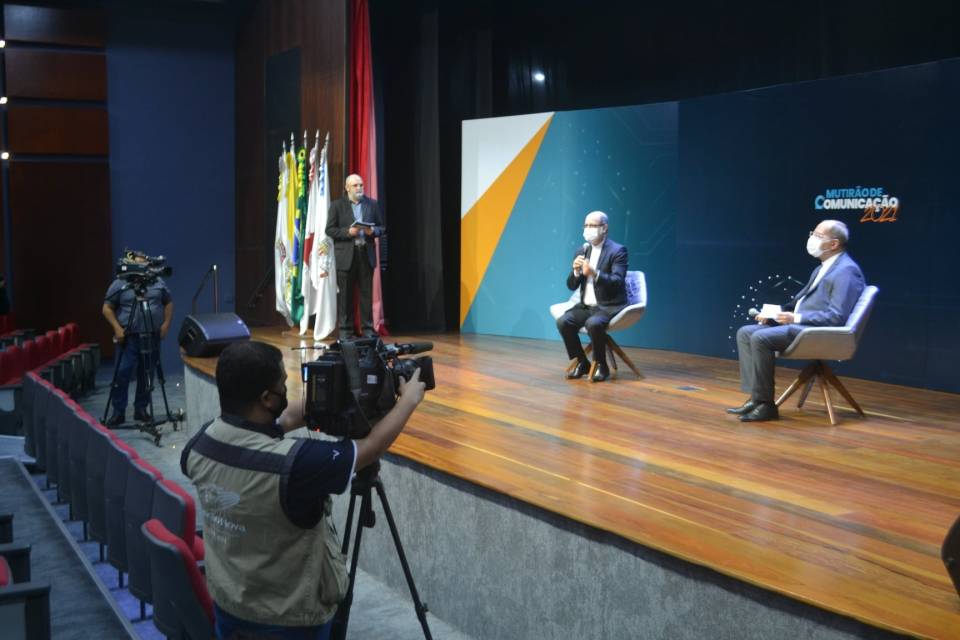 Dom Walmor Azevedo e Dom Joaquim Mol (da esquerda para direita) falam durante abertura do Muticom 2021