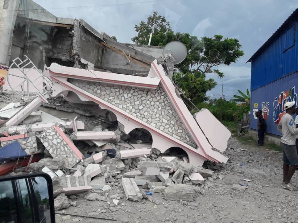 Escombros de casa em Les Cayes, no Haiti, após terremoto de agosto. País sofre sequentes crises e tragédias.