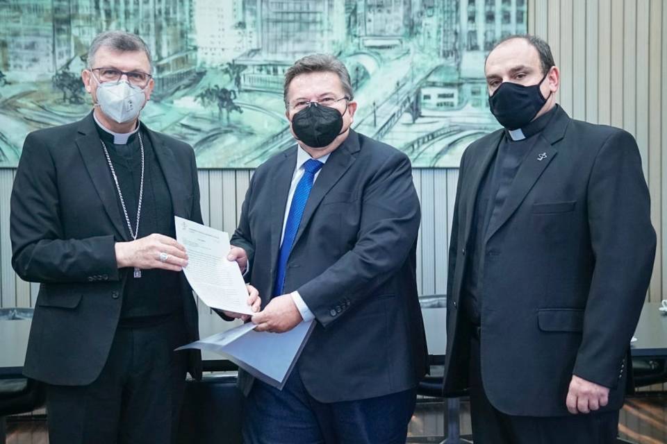 Dom Pedro Luiz Stringhini entrega Carta a presidente da Assembleia Legislativa de São Paulo, deputado Carlão Pignatari