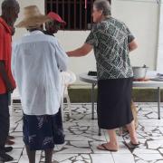 Ir. Liani Postai presta atendimento à população haitiana. (foto por Arquivo Pessoal)