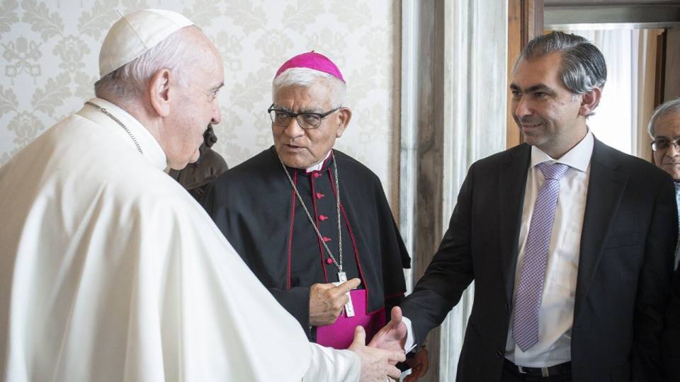 Oscar Elizalde Prada saúda o papa Francisco na abertura do Sínodo sobre Sinodalidade