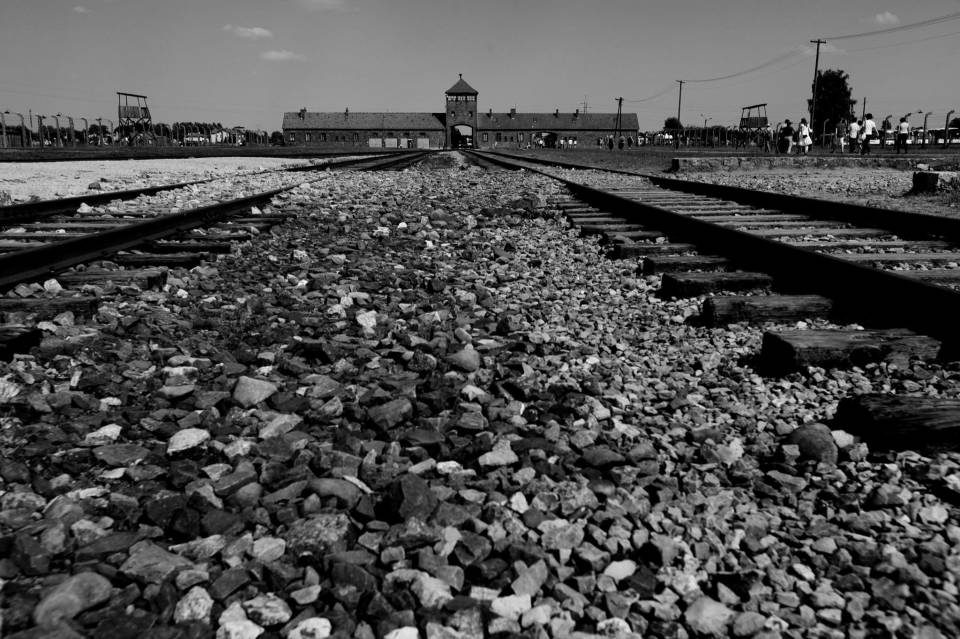 Fachada de Auschwitz, na Polônia: um dos principais cenários do Holocausto produzido pelos nazistas na Segunda Guerra Mundial