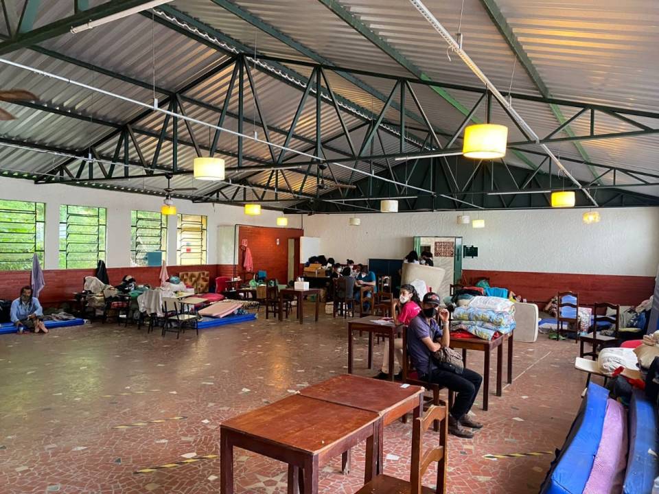 Moradores de Petrópolis acolhidos em Igreja Santo Antônio.