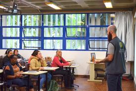 PUCPR forma mais de 300 migrantes, refugiados e apátridas em curso gratuito de português