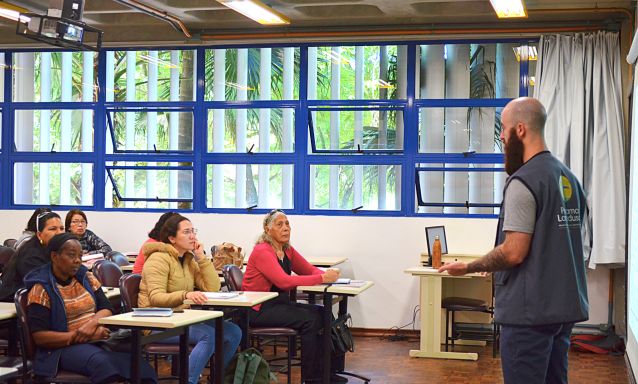 PUCPR forma mais de 300 migrantes, refugiados e apátridas em curso gratuito de português
