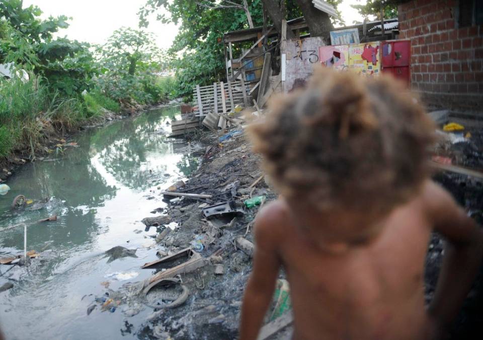 Elas e eles se fizeram pobres com os pobres