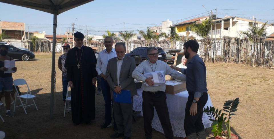 Na foto, um flagrante da cerimônia de entrega do projeto de construção do santuário de Hortolândia, Arquidiocese de Campinas