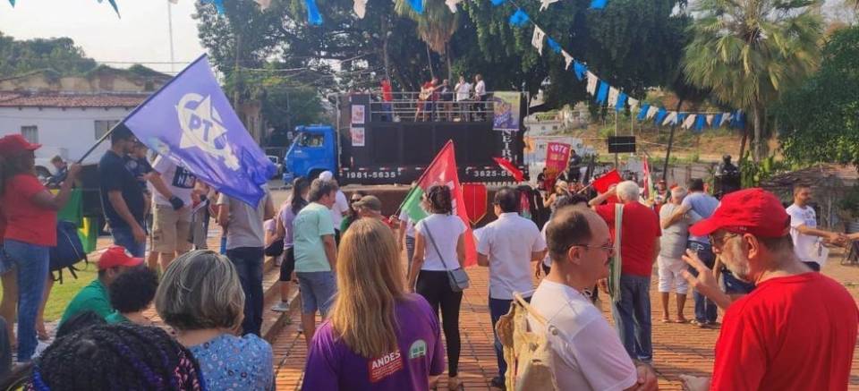 Manifestantes se reuniram na Praça do Rosário, em Cuiabá 