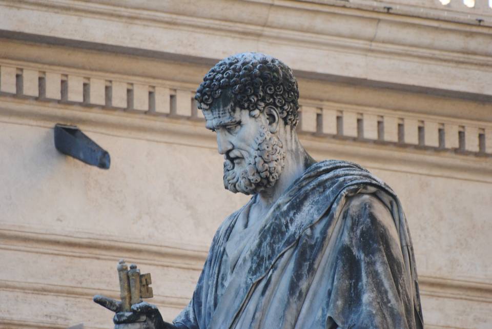 Imagem de Pedro Apóstolo, o primeiro papa, na praça da Basílica a ele dedicada, no Vaticano