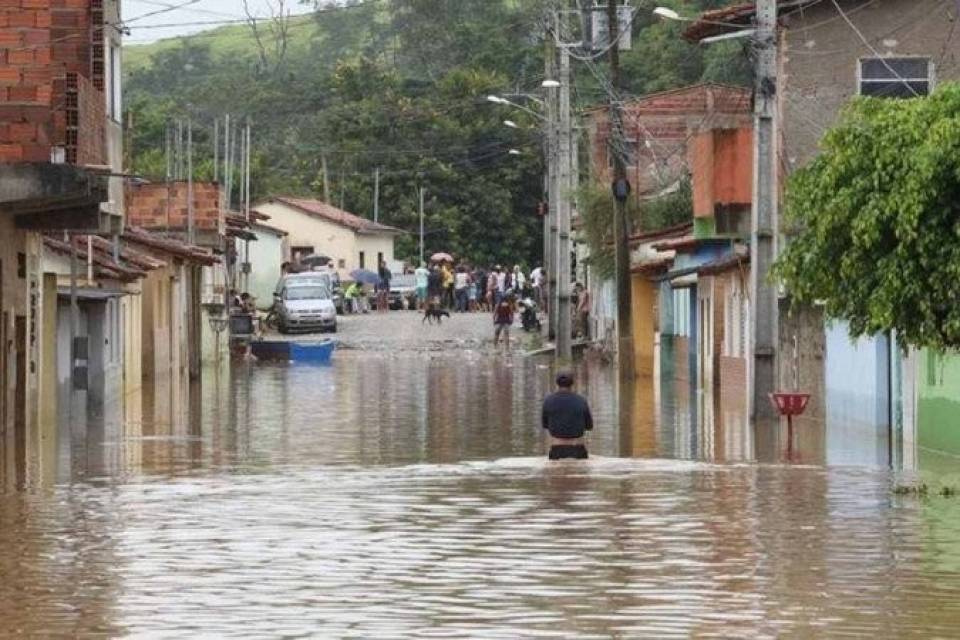 Chuvas: presidente da CNBB visita famílias vítimas de enchentes em Minas Gerais