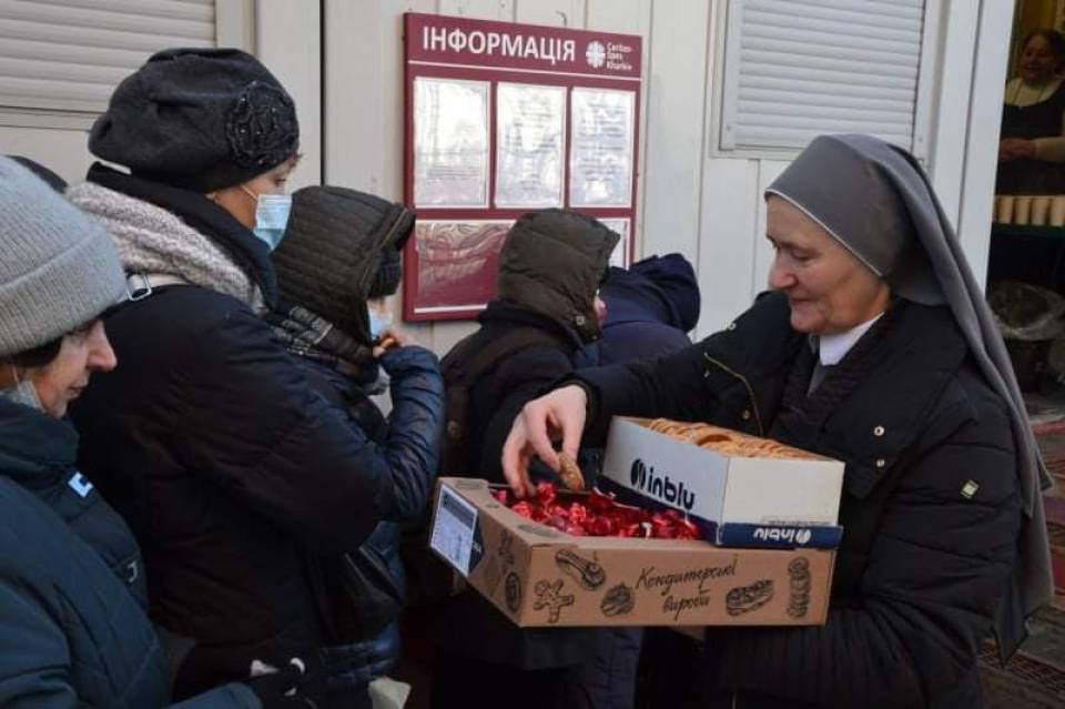 Religiosos entregam alimentos em Zaporizhya, na Ucrânia.