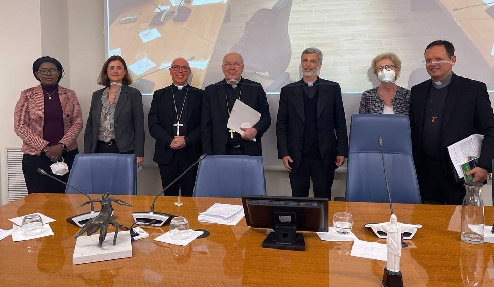 Dom Ricardo Hoepers (o terceiro, da esquerda para direita) com membros do Dicastério 