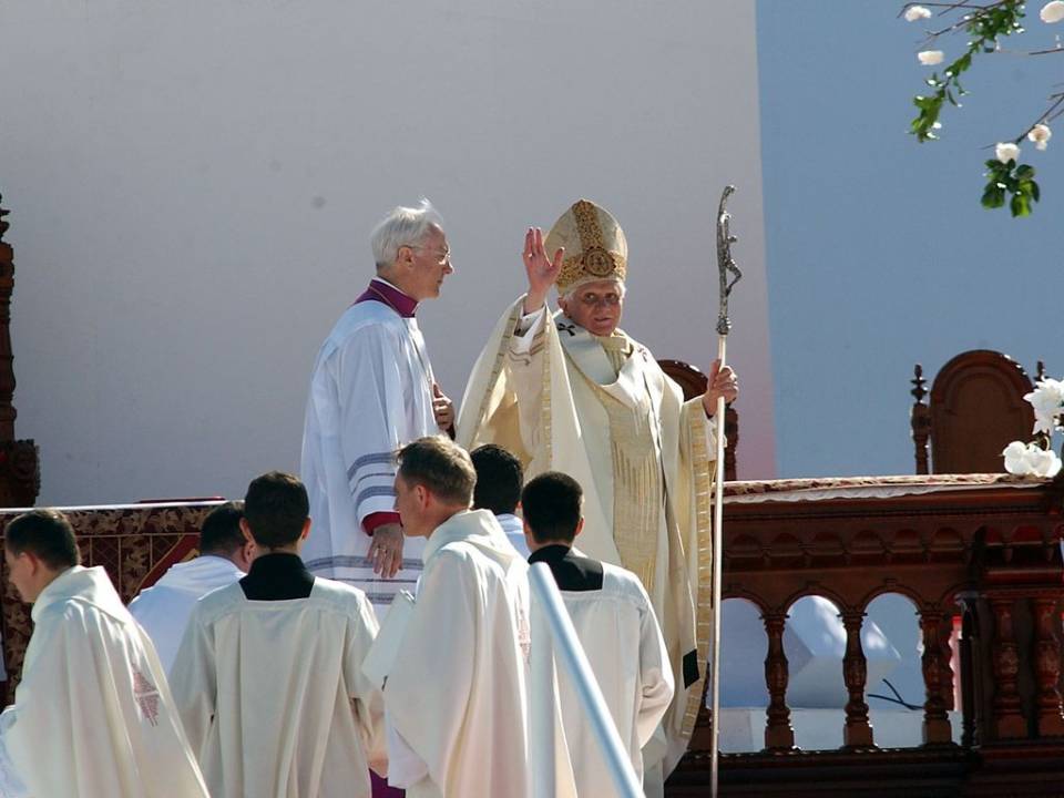 Bento XVI durante cerimônia de canonização do frade brasileiro Frei Galvão no Aeroporto Campo de Marte