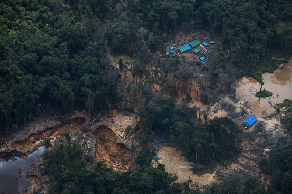 Garimpo na região do Rio Uraricoera (RR), em  Terra Indígena Yanomami.