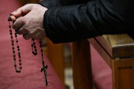 Sozinhos em meio à multidão: a solidão silenciosa que atravessa o clero no Brasil