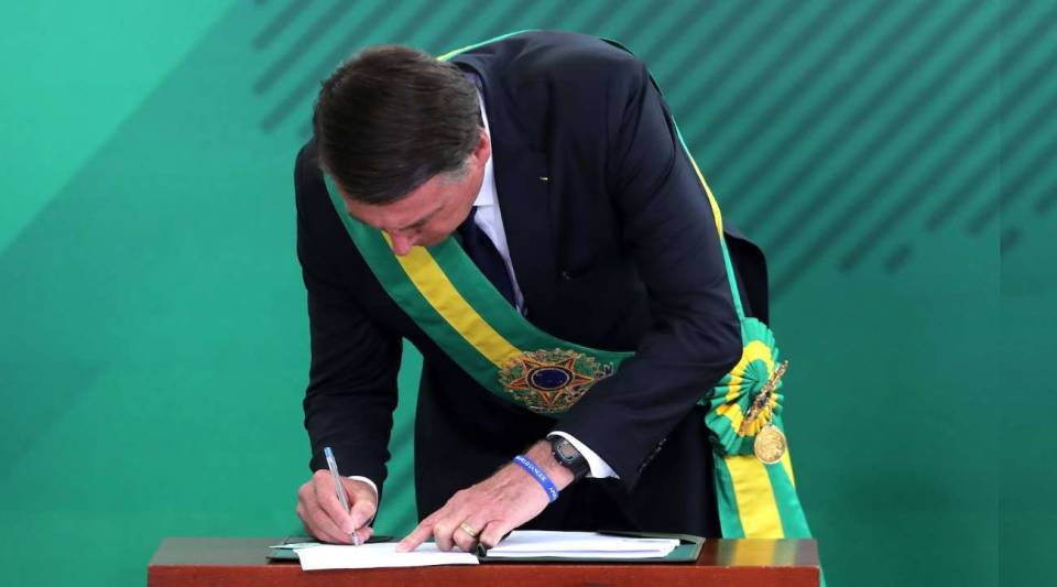 Presidente Bolsonaro assina documento que aprova Orçamento da União para  2022:  inversão de prioridades